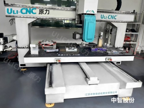 原力U2五軸（zhóu）加工碳纖維複（fù）合材料